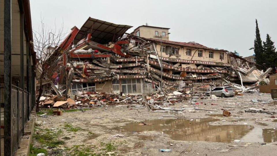 土耳其南部哈泰省的雷伊漢勒市因強震而倒塌的飯店。台灣中心執行長裘振宇提供
