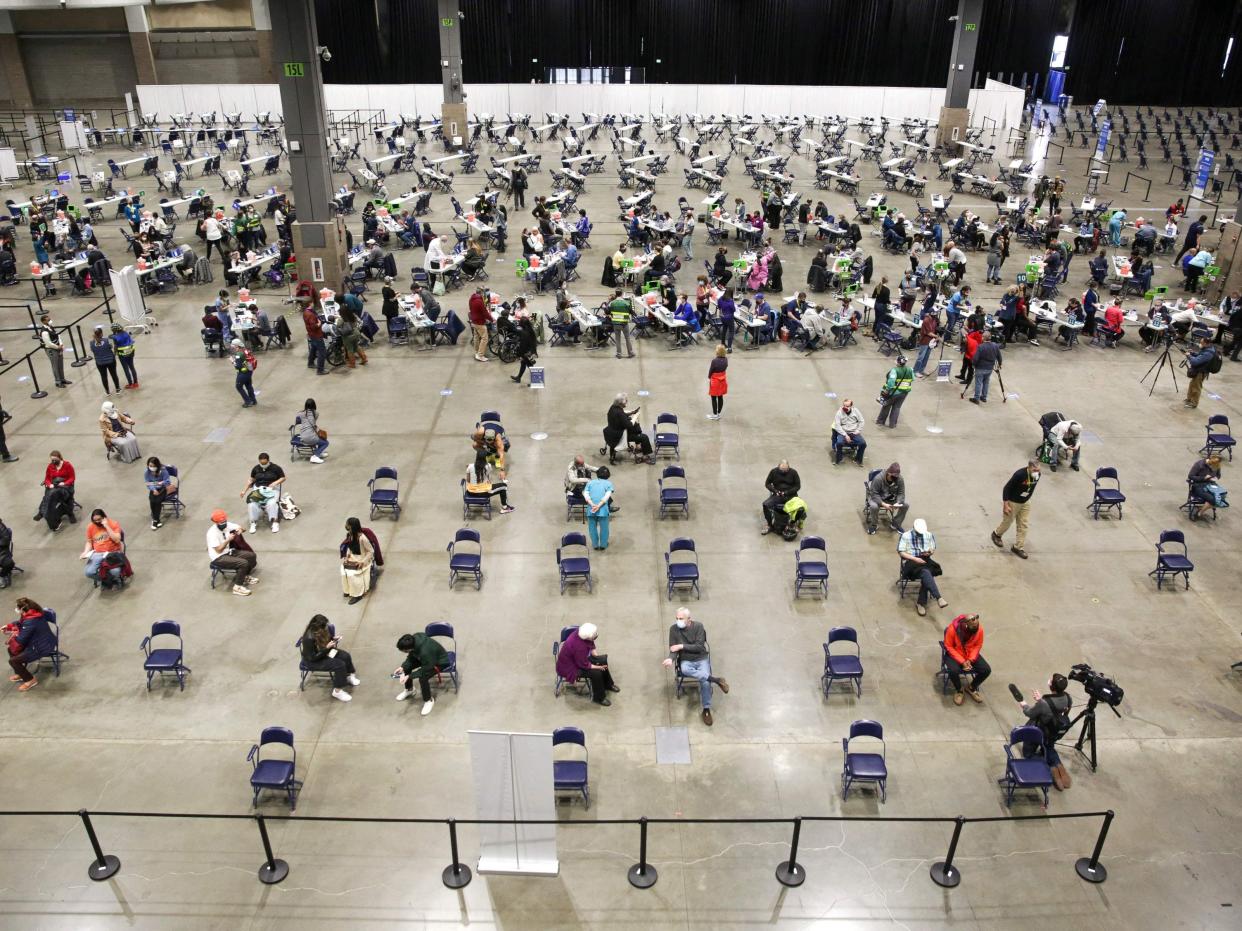 Los pacientes se sientan en un área de observación después de recibir la vacuna Pfizer Covid-19 el 13 de marzo de 2021 en Seattle, Washington. (AFP via Getty Images)