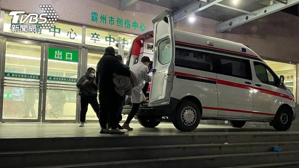 河北一輛救護車準備將重症患者轉移到其他醫院。（圖／達志影像美聯社）