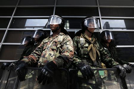 Soldiers secure the entrance of the room where anti-government protest leader Suthep Thaugsuban is speaking with officers, at a Defence Ministry compound which is serving as a temporary office for Prime Minister Yingluck Shinawatra, in north Bangkok February 19, 2014. REUTERS/Damir Sagolj