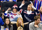 <p>Die Weihnachtszeit steht bevor, und endlich können selbst die It-Model-Schwestern Bella und Gigi Hadid mal abschalten und sich amüsieren. Beim Spiel ihrer Lieblings-Eishockey-Mannschaft New York Rangers in Manhattan johlten die beiden, was das Zeug hält – und tauschten ihre Designer-Klamotten doch tatsächlich gegen Fan-Trikots ein! Wer jetzt glaubt, die beiden Über-Fashionistas im prolligen Sport-Look erwischt zu haben, den müssen wir aber leider enttäuschen. Denn … (19. Dezember 2017, Bild: Rex Features) </p>