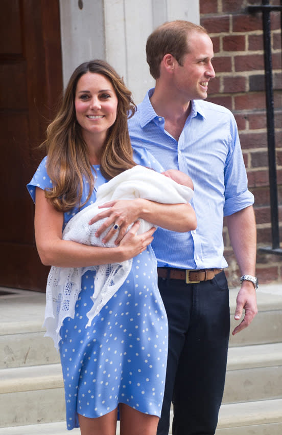 Los duques de Cambridge con su hijo George recién nacido