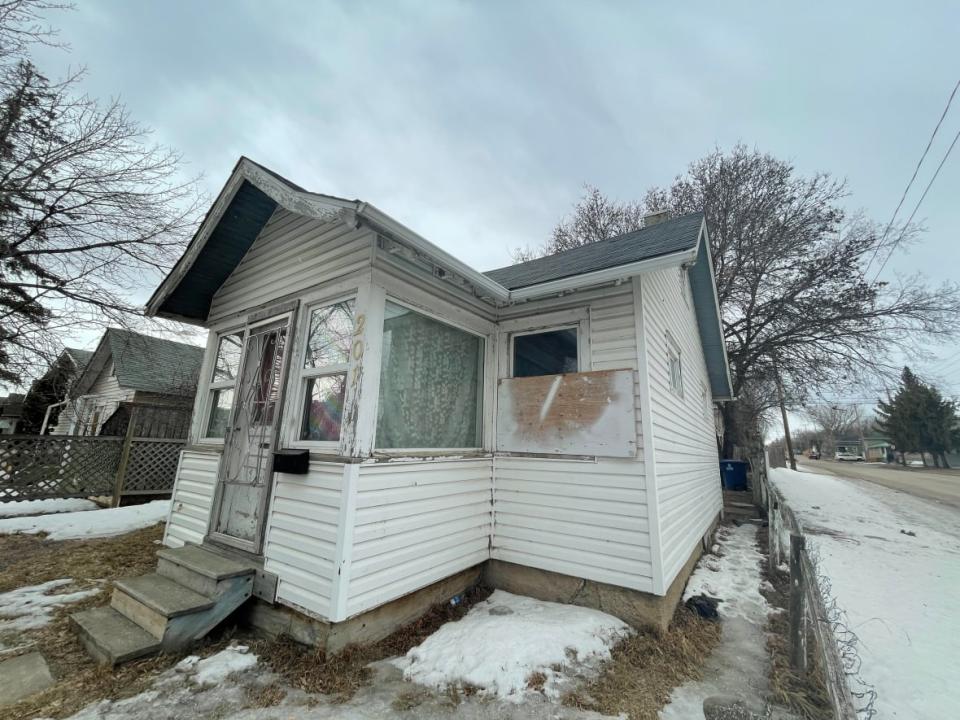 This house on Avenue L in Saskatoon is one of hundreds that was controlled by Epic Alliance before the real estate investment company collapsed in January. Two Epic employees say many of the houses were uninhabited, with some boarded up. (Dan Zakreski/CBC - image credit)