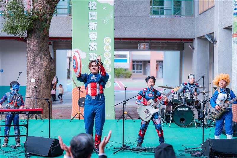 羅文裕響應客家委員會推動的「校園新客家歌運動」計畫，出席校園成果發表記者會演出。（圖／大賞門提供）