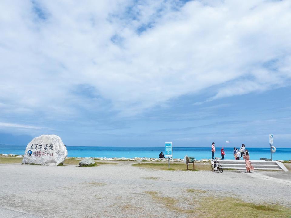 花蓮縣七星潭風景區是遊客必去之處，縣政府因應觀光旅遊客群多元，向中央爭取900萬元經費，將優化景區遊憩環境，提升整體觀光遊憩品質。（羅亦晽攝）