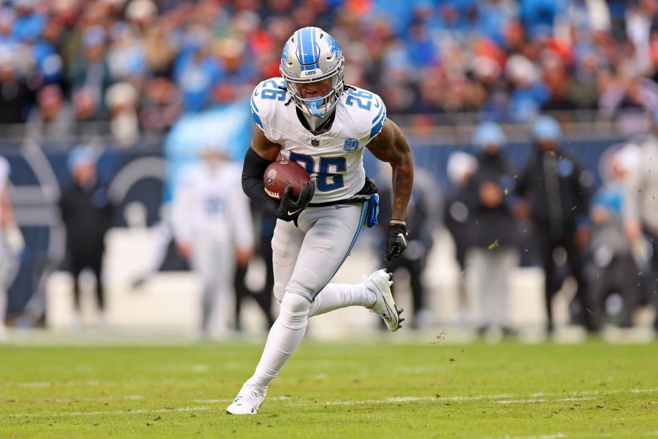 Lions running back Jahmyr Gibbs runs the ball for a touchdown during the second quarter on Sunday, Dec. 10, 2023, in Chicago.