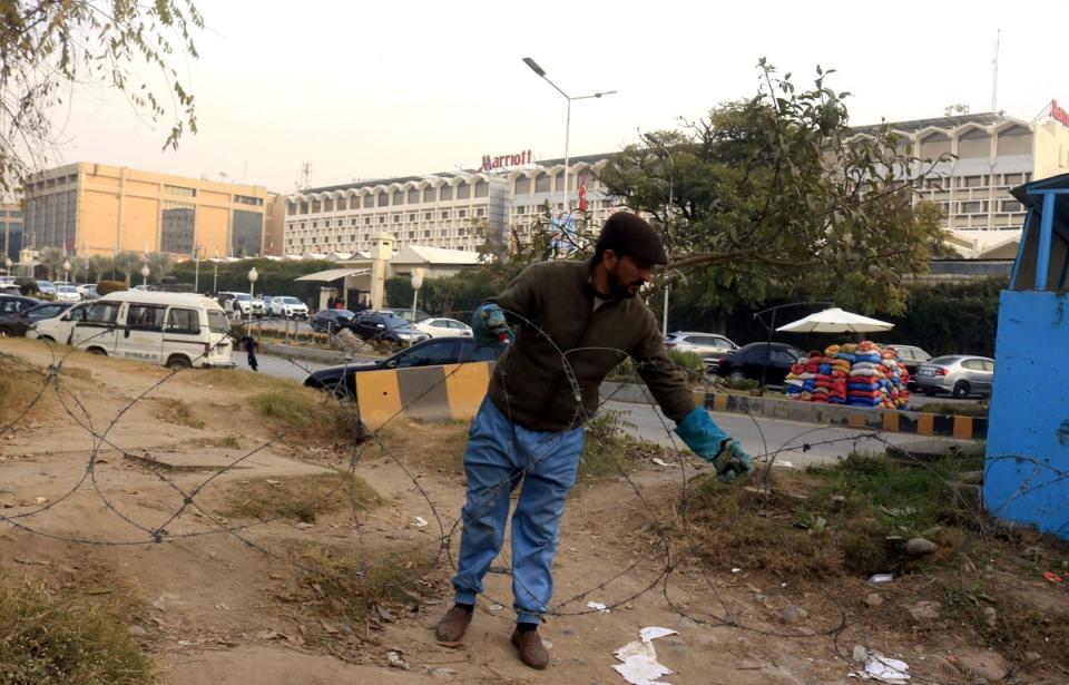 After the security alert (EPA), on December 26, a worker laid wires outside the Marriott Hotel in Islamabad.