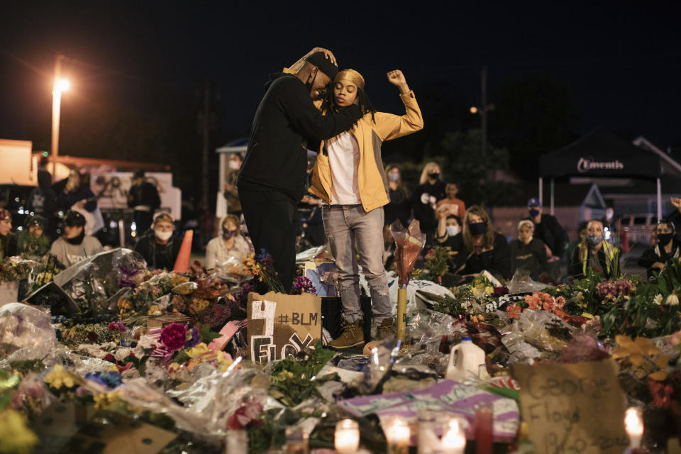 Gente reunida en torno al monumento improvisado que marca el lugar donde George Floyd murió en custodia policiaca en Minneapolis, el 2 de junio de 2020. (Alyssa Schukar/The New York Times)