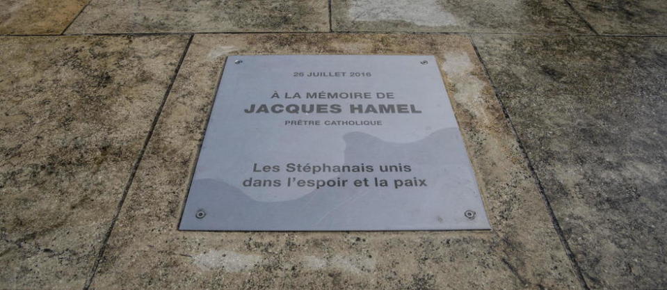 Une stèle devant l'église de Saint-Étienne-du-Rouvray, où a été tué le père Hamel, en juillet 2020.
