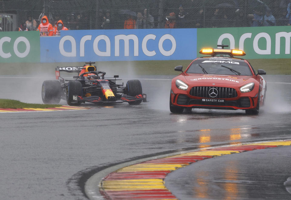 El piloto de Red Bull Max Verstappen rueda detrás del coche de seguridad durante la vuelta de formación del Gran Premio de Bélgica de la Fórmula Uno, el domingo 29 de agosto de 2021, en Spa-Francorchamps. (AP Foto/Olivier Matthys)