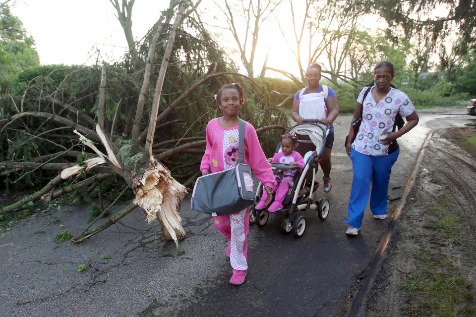 A family leaves their apartment complex in the morning after a tornado touched down overnight in  Trotwood near Dayton, Ohio, U.S. May 28, 2019. (Photo: Aaron Josefczyk/Reuters)