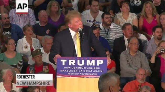 Trump al escuchar una pregunta antimusulmana en un evento de campaña. (AP)