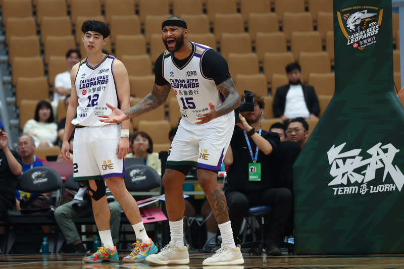 T1卡森斯回歸轟25分　助雲豹奪勝（3） 前美國職籃（NBA）球星卡森斯（DeMarcus Cousins） （右）再度來台，20日披上台灣職籃T1聯盟台啤永豐 雲豹戰袍出賽，返台首戰轟下25分，助隊勝出、拿下 5連勝。 中央社記者王騰毅攝　113年4月20日 