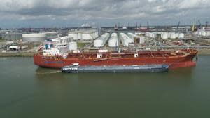 Waterfront Shipping’s Takaroa Sun, a methanol dual-fuel vessel is bunkering methanol from the MTS Evidence barge at the Vopak Botlek Terminal in Port of Rotterdam.