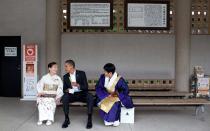 <p>Obama enjoys a popsicle with the company of locals at the K?toku-in Temple.</p>