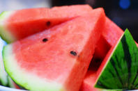 Die Wassermelone ist besonders im Sommer ein beliebter Erfrischungssnack. Abgesehen vom hohen Wassergehalt verfügt die Frucht auch über einen hohen Anteil an Aminosäuren, wie Citrullin. Dieses wiederum wirkt Muskelkater entgegen und soll ebenfalls die Fettverbrennung ankurbeln – besonders als Nachtisch nach der Hauptmahlzeit. Und kalorienarm ist die Wassermelone ohnehin. (Bild-Copyright: Eduardo Barrera/Getty Images)