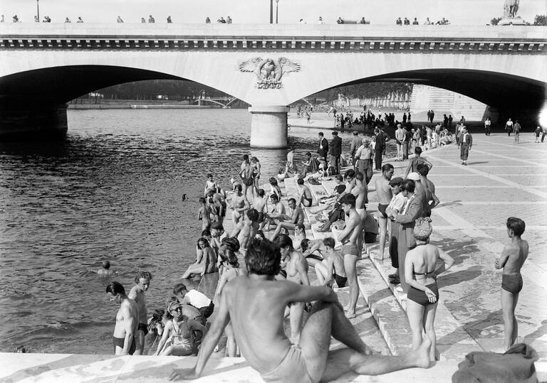 En la foto tomada el 1 de junio de 1946, la gente se baña en el Sena, cerca del Pont d'Iéna, durante una ola de calor 