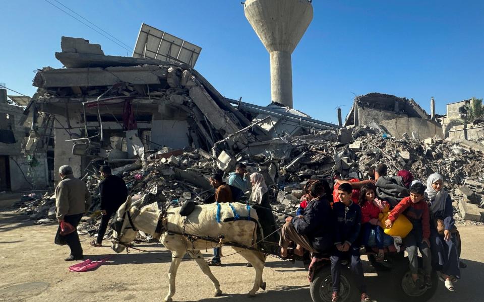 Displaced Palestinians return to their homes