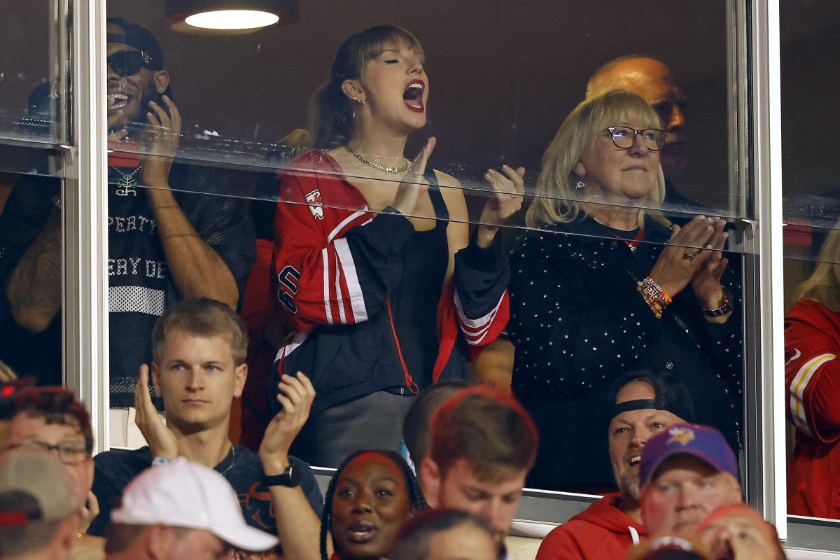 Taylor Swift Gives Stadium Worker HUGE Tip Following Chiefs Game