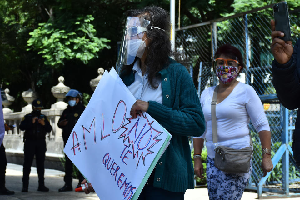 Críticos del presidente mexicano, Andrés Manuel López Obrador, se reunieron frente a la Embajada de Estados Unidos en la Ciudad de México para protestar contra el mandatario mientras él realizaba su visita al presidente estadounidense Donald Trump en Washington DC. (Getty Images)