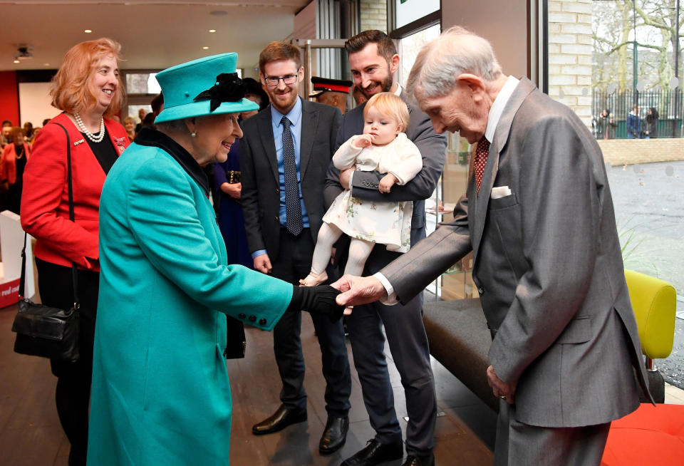 Queen Elizabeth trifft auf den 102-jährigen Edward Norton. (Bild: Getty Images)
