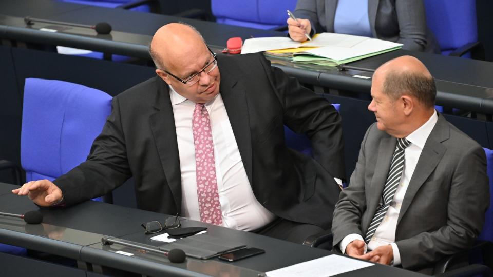 Finanzminister Olaf Scholz und Wirtschaftsminister Peter Altmaier bei der Sondersitzung des Bundestags.