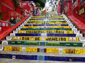 <p>Entre los barrios de Lapa y Santa Teresa de Río de Janeiro se encuentra la Escalera de Selarón, que se ha convertido en un símbolo de la ciudad. (Foto: Flickr / <a rel="nofollow noopener" href="https://www.flickr.com/photos/eacuna/32810412206/in/photolist-RZkWsb-8uCNZ2-9z7sot-gJog1Z-82YsiT-832z23-832y5A-8wxuJN-8wxuGC-8wxuLC-fCBzBu-dXsRMn-8uFTvu-fCk15z-fCBA6S-82YrAZ-dXsUcD-pZoTdF-fCk1bV-fCk1xc-fCk1yx-hVqChu-fCk17F-ogDzZM-fCk1me-hVqDML-fCk11a-fCk1Ax-fCBzEU-82YpA2-dXsXMc-fCjZWk-XhdahQ-o5MdYF-b5GsCe-cz1fTf-82Yq2e-nXoaTf-kNGFxJ-82YqmP-kNFmTF-gRWkAe-b5Gx3c-kNFkK8-gJnpJK-gJogAr-gJnt3u-eVnVwP-rgyXiJ-fCBzqu" target="_blank" data-ylk="slk:eacuna;elm:context_link;itc:0;sec:content-canvas" class="link ">eacuna</a>). </p>