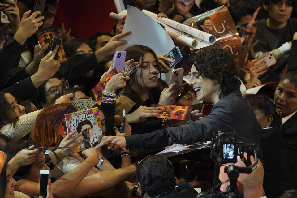 El actor Timothee Chalamet firma autógrafos en la alfombra roja de la película "Dune: Part Two", en la Ciudad de México el martes 6 de febrero de 2024. (Foto AP/Marco Ugarte)