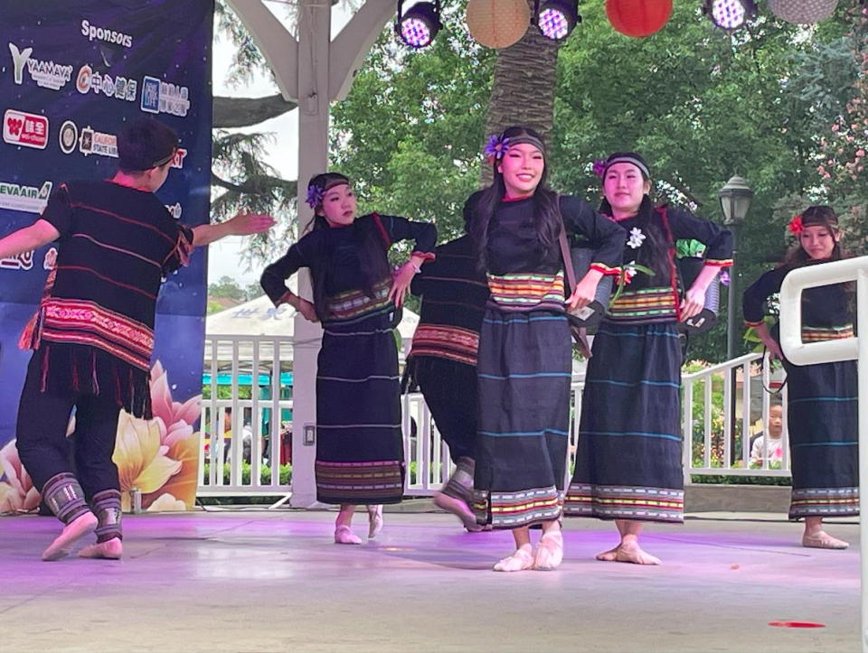 越南裔舞團Thuỷ Vân Dance身著傳統服飾，以其獨特舞姿吸引眾人目光。（記者邵敏／攝影）