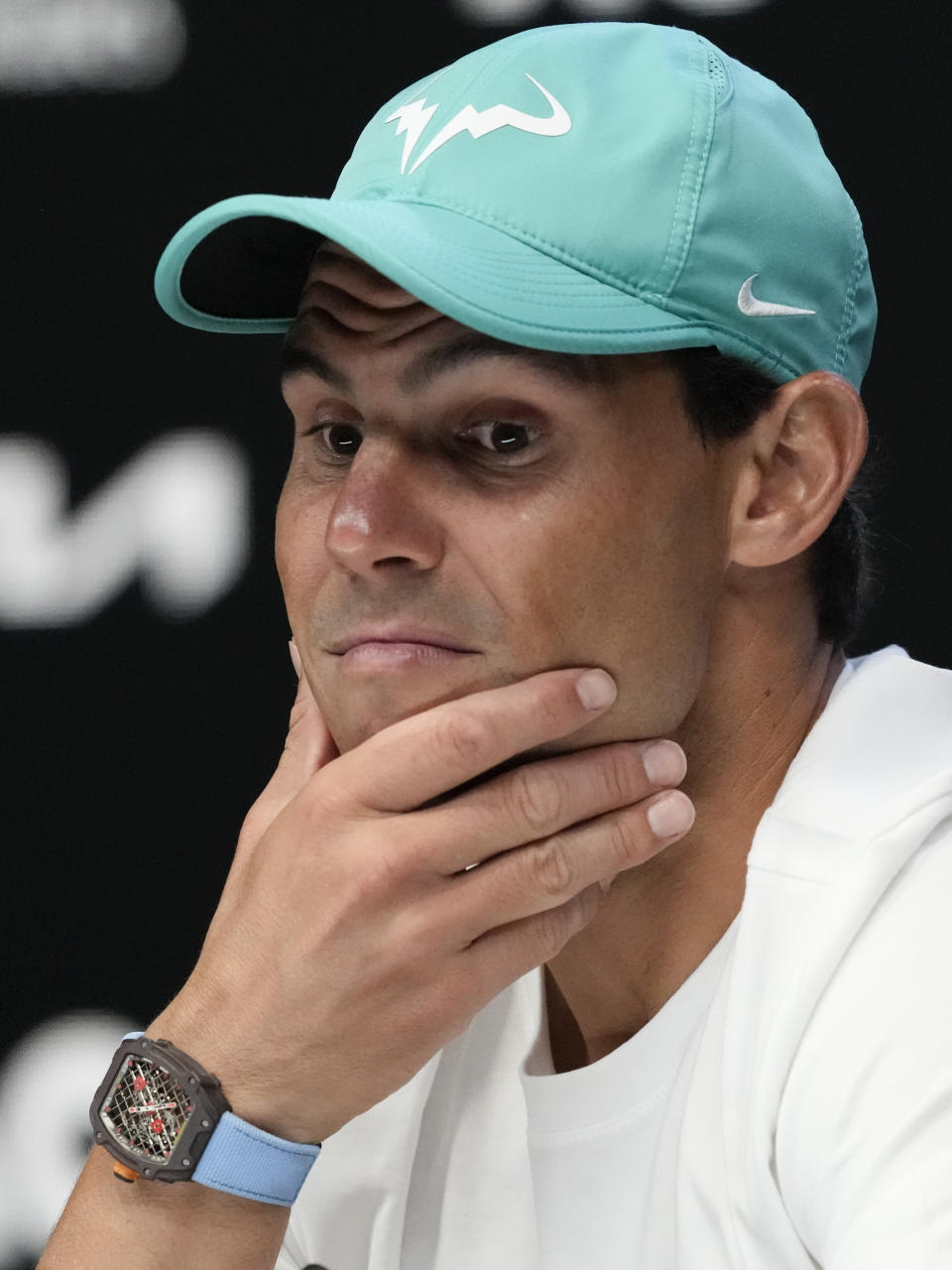 El español Rafael Nadal asiste a una conferencia de prensa previa al Abierto de Australia en Melbourne, Australia, sábado 15 de enero de 2016. (AP Foto/Simon Baker)