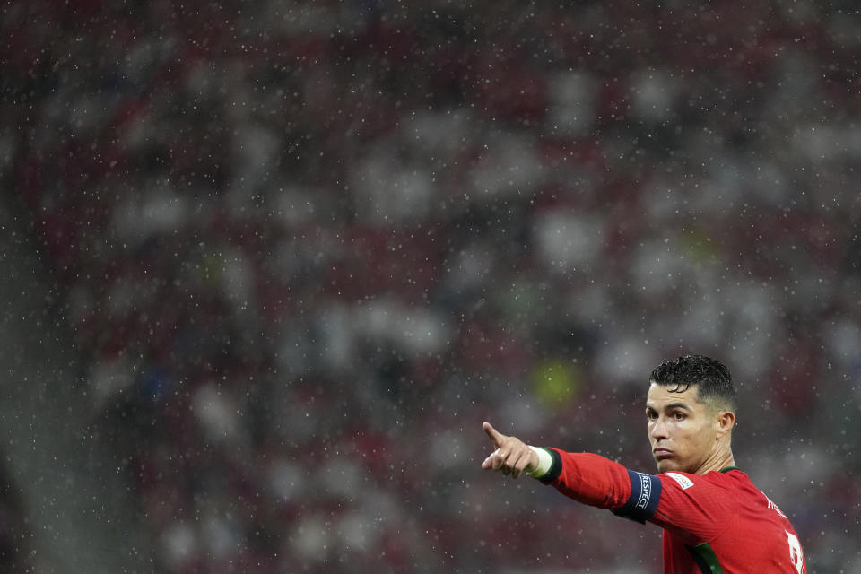 Cristiano Ronaldo, de Portugal, da indicaciones durante el partido de la Eurocopa disputado el martes 18 de junio de 2024 ante la República Checa en Leipzig, Alemania (AP Foto/Ebrahim Noroozi)