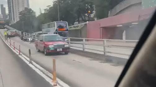 亞皆老街天橋3車相撞，鐵騎士受傷。(香港突發事故報料區(新版)@FB)