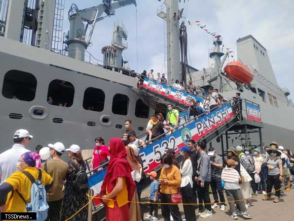 海軍一一三年敦睦遠航訓練支隊靠泊台中港，吸引上萬男女老少民眾登艦參觀。