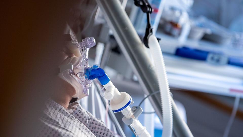 Eine an Covid-19 erkrankte Patientin wird in einem Zimmer des besonders geschützten Teils der Intensivstation des Universitätsklinikums Greifswald mit einer Maske beatmet.