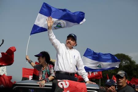 El presidente de Nicaragua, Daniel Ortega, y la vicepresidenta del país, Rosario Murillo, llegan a la conmemoración del aniversario 39 de la victoria de la Revolución sandinista en Managua, Julio 19, 2018. REUTERS/Jorge Cabrera