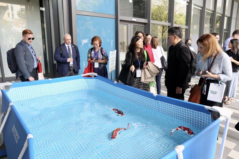 美國IEA訪團參觀北科大城市科學實驗室研發的仿生機械魚 (北科大提供)