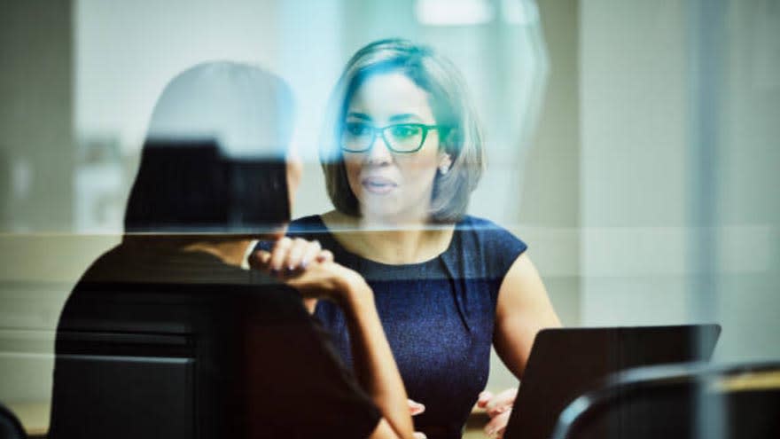 Qué puede hacer una mujer mayor de 55 años para conseguir trabajo