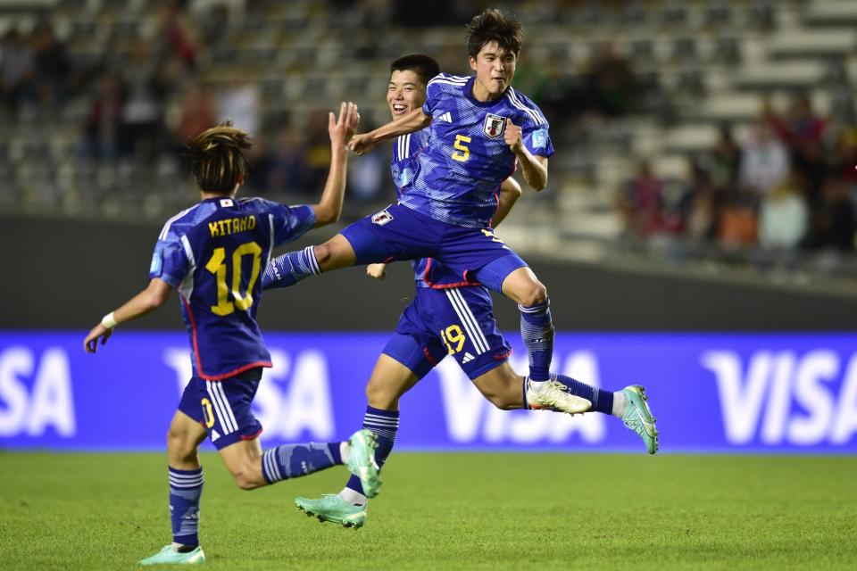 Riku Yamane de Japón, en el centro, celebra tras convertir el primer gol ante Colombia durante un partido del Grupo C del Mundial Sub20 en el estadio Diego Maradona de La Plata, Argentina, miércoles 24 de mayo, 2023. (AP Foto/Gustavo Garello)