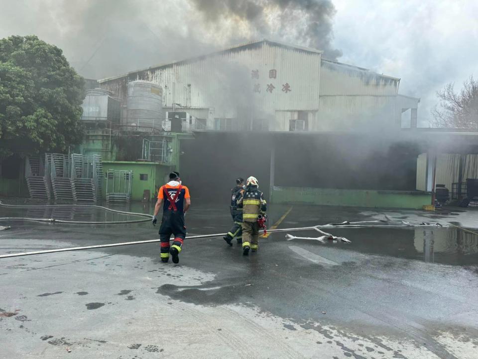 雲林一碾米廠發生火警，警消出動近百人，終在8小時後撲滅。翻攝雲林縣議員李明哲臉書