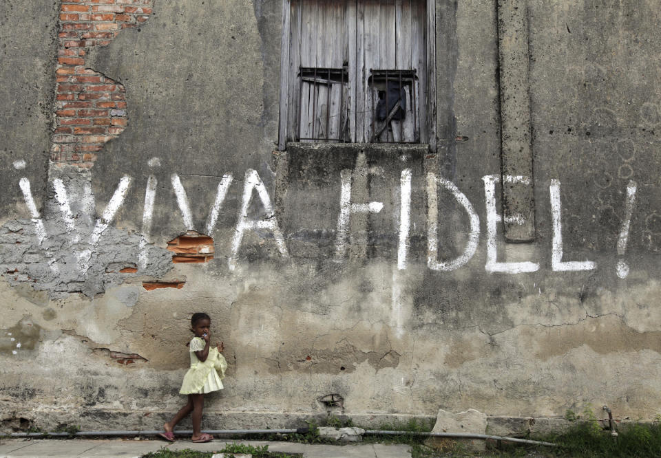 viva fidel castro havana cuba graffiti