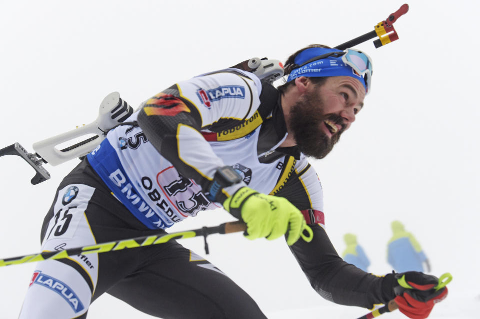 <p>Biathlon-Star Michael Rösch überwarf sich einst mit dem Deutschen Skiverband (DSV): Der Olympiasieger aus 2006 wurde 2012 von dem Verband wegen schlechter Leistungen ausgemustert. Rösch soll laut „Tagesspiegel“ übers Internet von dieser Entscheidung erfahren haben. Dennoch ließ sich der gebürtige Sachse nicht hängen, kämpfte sich wieder zurück – und geht nach dem Zerwürfnis mit dem DSV inzwischen für Belgien an den Start. (Bild: AP Photo) </p>