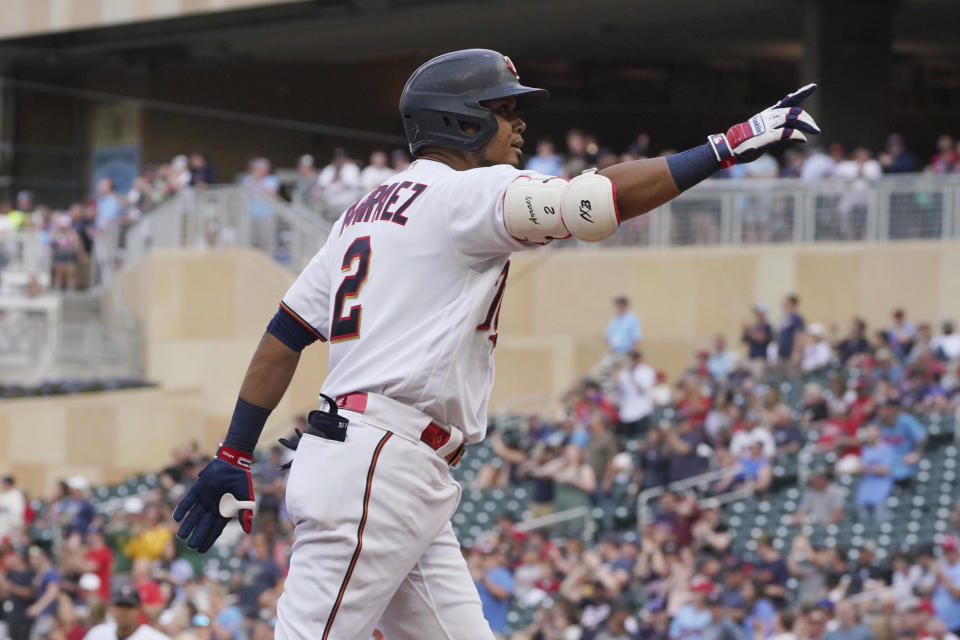 Luis Arráez de los Mellizos de Minnesota celebra tras batear un jonrón ante los Yanquis de Nueva York, el 7 de junio de 2022. (AP Foto/Jim Mone)