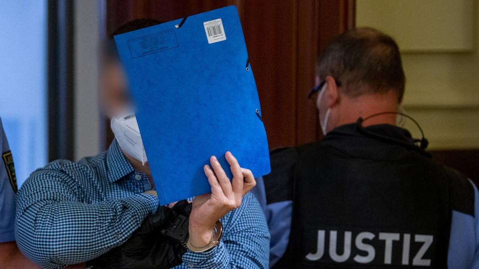 Ein 34-Jähriger hat im November 2020 nach einem Streit um einen nicht angeleinten Hund einem 52-Jährigen ein Messer in die Schläfe gerammt.