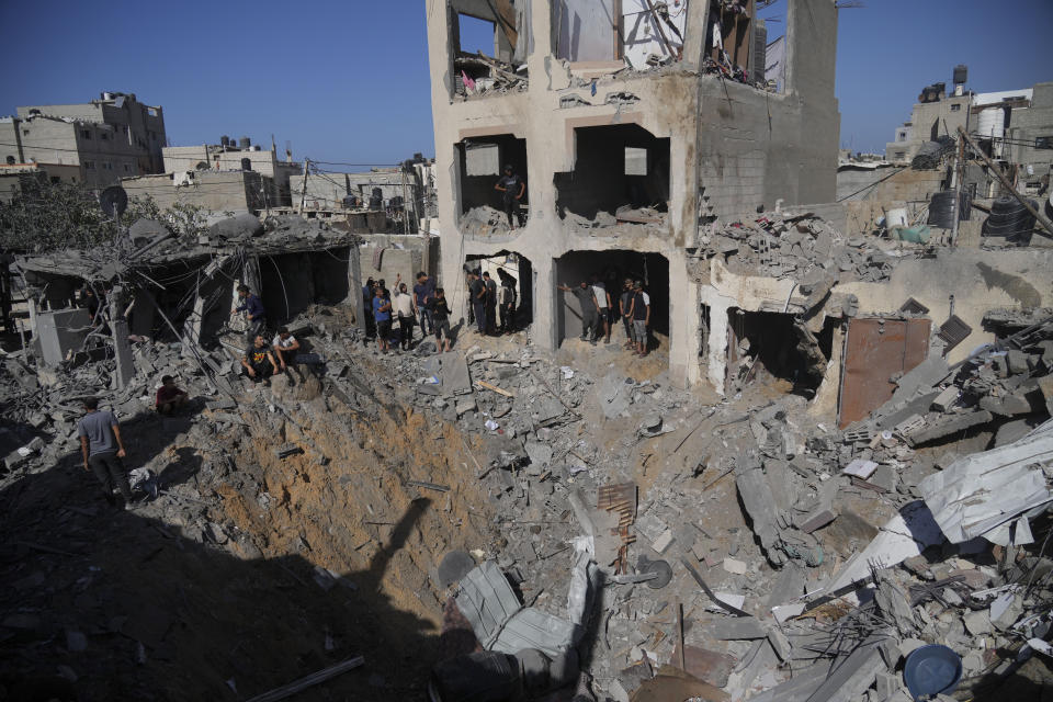 Palestinos observan un edificio destruido por un bombardeo israelí en Deir al Balah, en la Franja de Gaza, el 7 de noviembre de 2023. (AP Foto/Hatem Moussa)