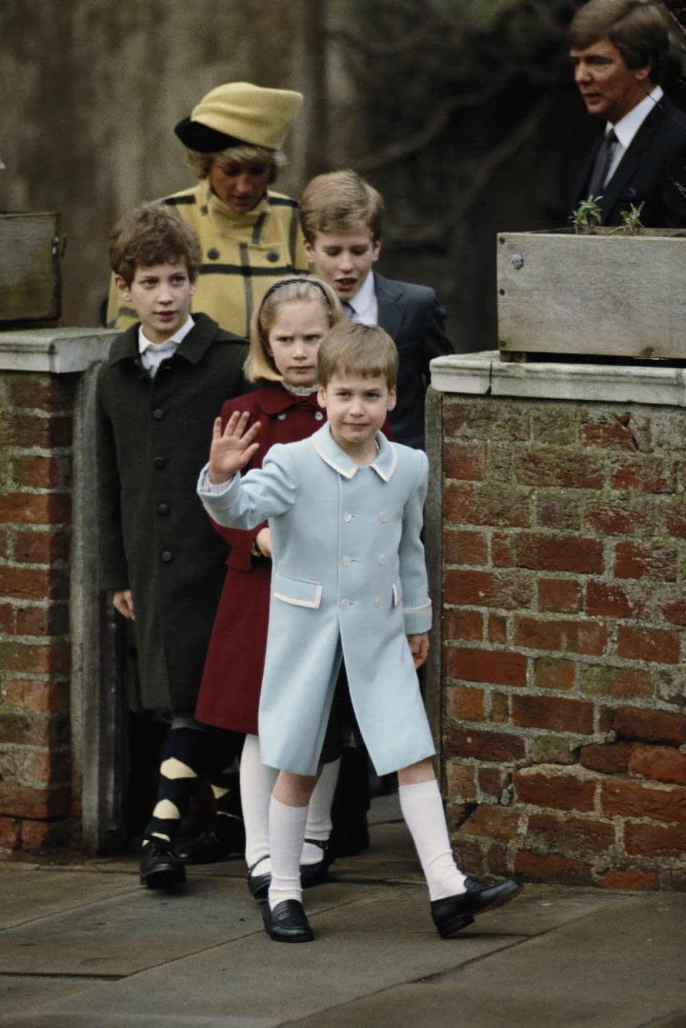 Prince William, Zara Phillips, Peter Phillips und Diana, Prinzessin von Wales verlassen die St George's Chapel in Windsor nach dem Weihnachtsgottesdienst1987. (Getty Images)