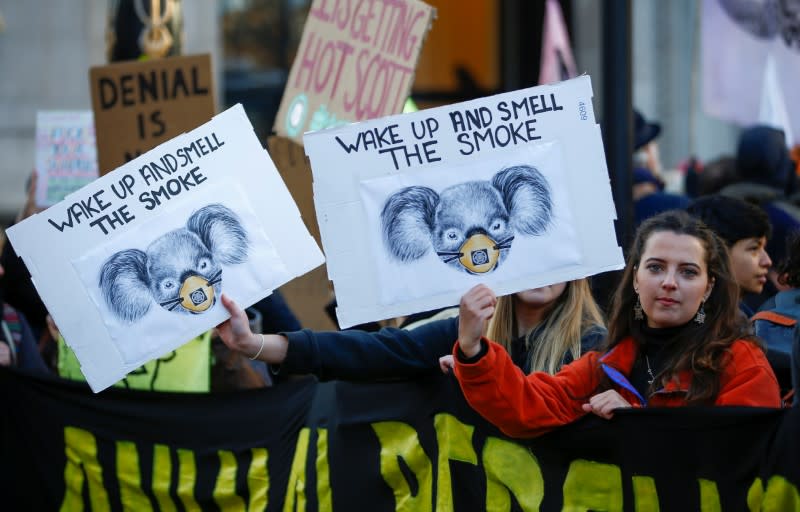 Manifestantes protestan en Londres por la crisis de incendios forestales de Australia