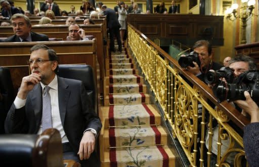 Acechado por la crisis y el malestar social, el presidente del Gobierno, Mariano Rajoy, defendió este miércoles en el Congreso de los Diputados su primer año de gestión, que salvó a España del "naufragio", y negó que haya "corrupción generalizada" en el país. (AFP | César Manso)