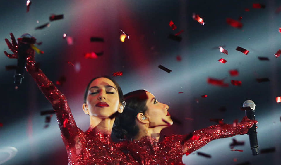 The Veronicas performed covered in glittery body paint, and we’re in awe