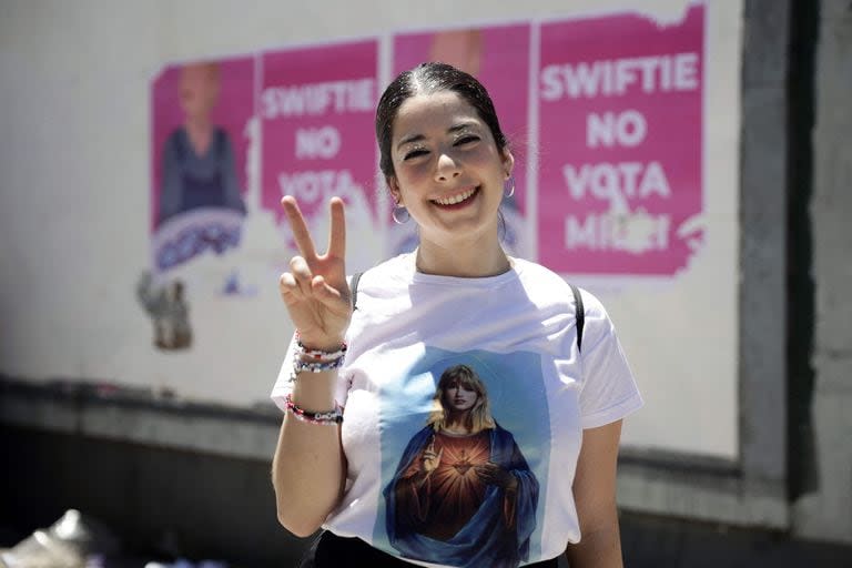 Una fan de Taylor Swift en la previa al concierto en el estadio Monumental de River Plate (Photo by Emiliano Lasalvia / AFP)