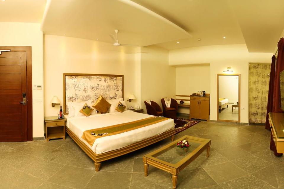 <p>This luxurious <a rel="nofollow noopener" href="https://www.airbnb.ca/rooms/15199470" target="_blank" data-ylk="slk:Pichola Lake property;elm:context_link;itc:0;sec:content-canvas" class="link ">Pichola Lake property</a> accommodates 16 guests.<br>(Airbnb) </p>